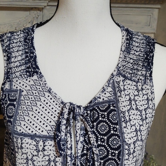 🛍️Sleeveless scoop neck top - Picture 2 of 6